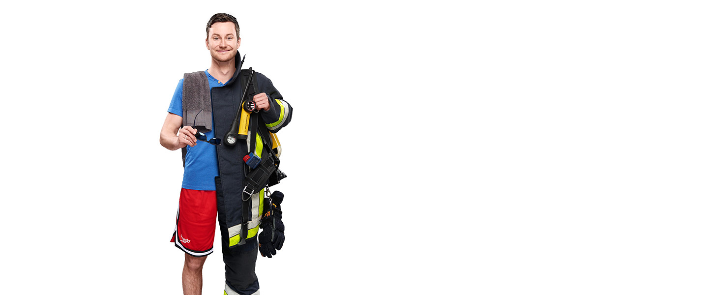Fotomontage eines Mannes: Halb Schwimmtrainer, halb Feuerwehrmann. Er hat ein Atemschutzgerät geschultert.